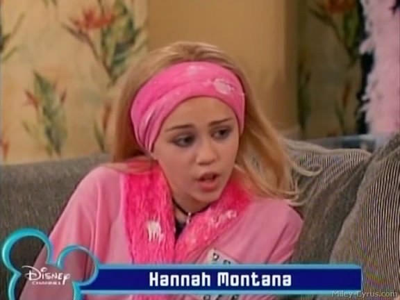 miley-cyrus_dot_com-hannahmontana-ep1caps435 - Hannah Montana episode 01 - Lilly do you want to know a secret