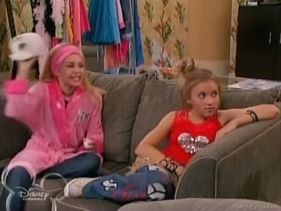 miley-cyrus_dot_com-hannahmontana-ep1caps437 - Hannah Montana episode 01 - Lilly do you want to know a secret