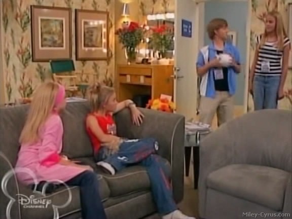 miley-cyrus_dot_com-hannahmontana-ep1caps438 - Hannah Montana episode 01 - Lilly do you want to know a secret