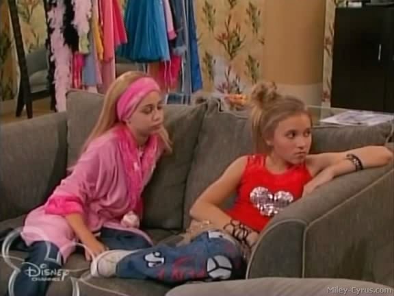 miley-cyrus_dot_com-hannahmontana-ep1caps439 - Hannah Montana episode 01 - Lilly do you want to know a secret