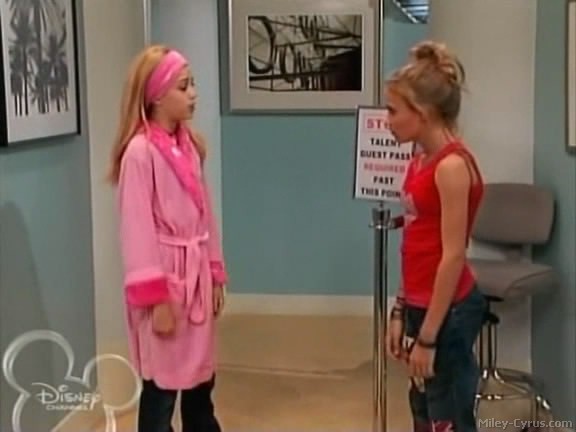 miley-cyrus_dot_com-hannahmontana-ep1caps440 - Hannah Montana episode 01 - Lilly do you want to know a secret