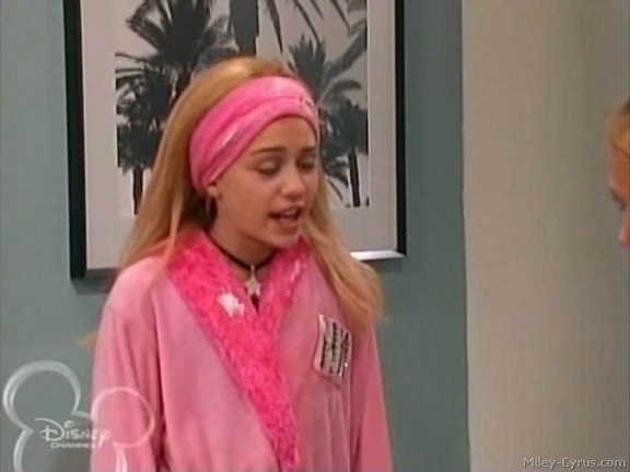 miley-cyrus_dot_com-hannahmontana-ep1caps442 - Hannah Montana episode 01 - Lilly do you want to know a secret