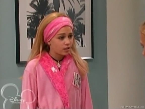 miley-cyrus_dot_com-hannahmontana-ep1caps443 - Hannah Montana episode 01 - Lilly do you want to know a secret