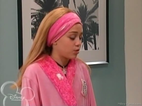 miley-cyrus_dot_com-hannahmontana-ep1caps444 - Hannah Montana episode 01 - Lilly do you want to know a secret