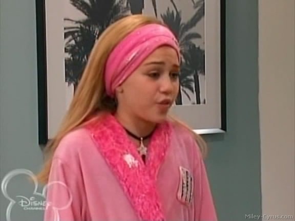 miley-cyrus_dot_com-hannahmontana-ep1caps446 - Hannah Montana episode 01 - Lilly do you want to know a secret