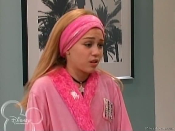 miley-cyrus_dot_com-hannahmontana-ep1caps447 - Hannah Montana episode 01 - Lilly do you want to know a secret