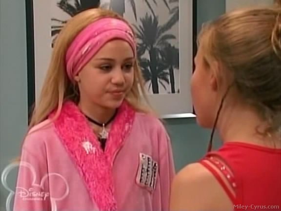 miley-cyrus_dot_com-hannahmontana-ep1caps449 - Hannah Montana episode 01 - Lilly do you want to know a secret