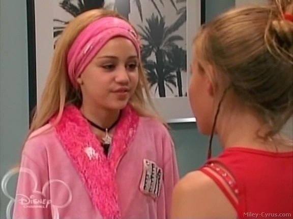miley-cyrus_dot_com-hannahmontana-ep1caps450 - Hannah Montana episode 01 - Lilly do you want to know a secret