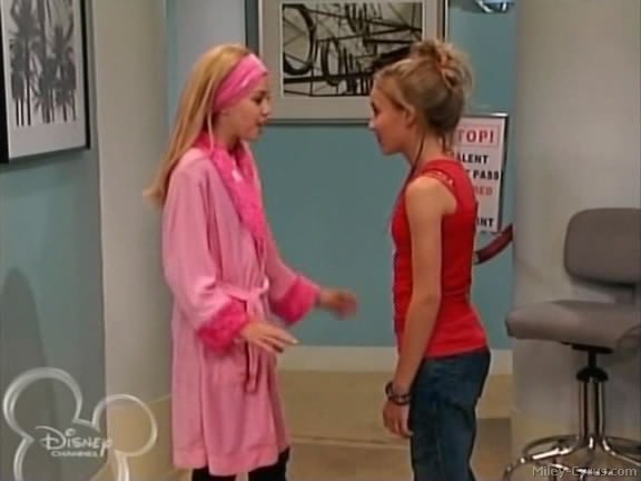 miley-cyrus_dot_com-hannahmontana-ep1caps451 - Hannah Montana episode 01 - Lilly do you want to know a secret