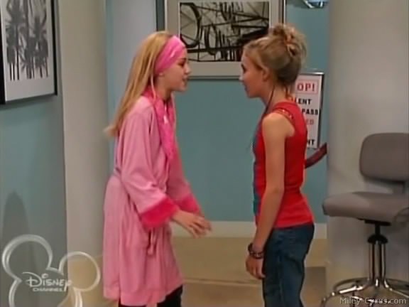 miley-cyrus_dot_com-hannahmontana-ep1caps453 - Hannah Montana episode 01 - Lilly do you want to know a secret