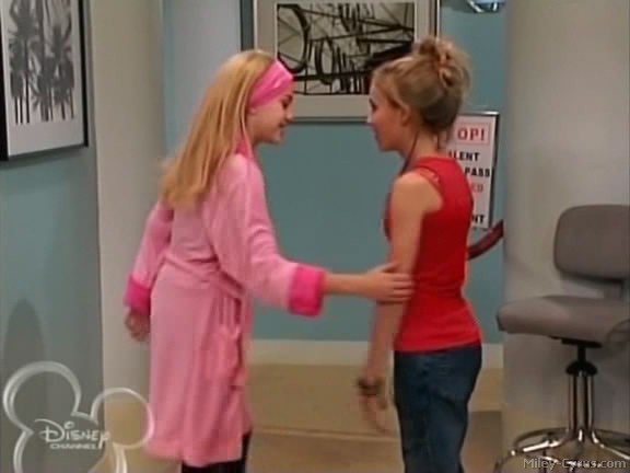 miley-cyrus_dot_com-hannahmontana-ep1caps454 - Hannah Montana episode 01 - Lilly do you want to know a secret