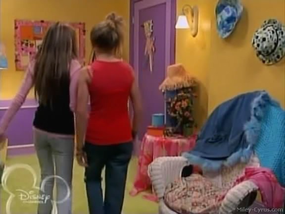 miley-cyrus_dot_com-hannahmontana-ep1caps455 - Hannah Montana episode 01 - Lilly do you want to know a secret