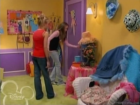 miley-cyrus_dot_com-hannahmontana-ep1caps456 - Hannah Montana episode 01 - Lilly do you want to know a secret