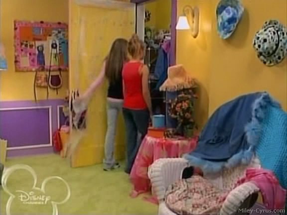 miley-cyrus_dot_com-hannahmontana-ep1caps457 - Hannah Montana episode 01 - Lilly do you want to know a secret