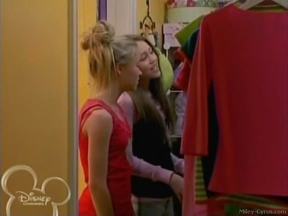 miley-cyrus_dot_com-hannahmontana-ep1caps461 - Hannah Montana episode 01 - Lilly do you want to know a secret