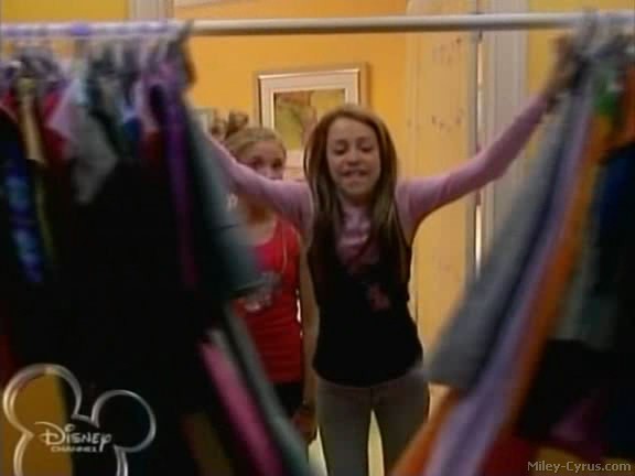miley-cyrus_dot_com-hannahmontana-ep1caps463 - Hannah Montana episode 01 - Lilly do you want to know a secret