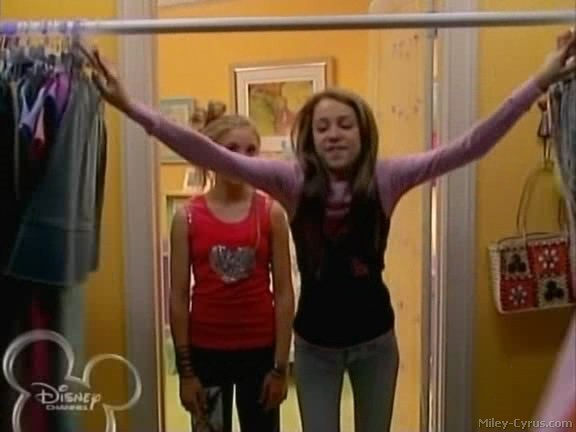miley-cyrus_dot_com-hannahmontana-ep1caps464 - Hannah Montana episode 01 - Lilly do you want to know a secret