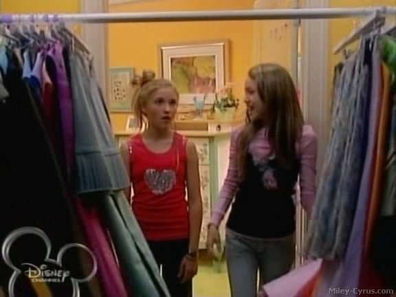 miley-cyrus_dot_com-hannahmontana-ep1caps465 - Hannah Montana episode 01 - Lilly do you want to know a secret