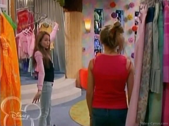 miley-cyrus_dot_com-hannahmontana-ep1caps466 - Hannah Montana episode 01 - Lilly do you want to know a secret