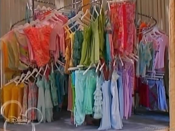 miley-cyrus_dot_com-hannahmontana-ep1caps467 - Hannah Montana episode 01 - Lilly do you want to know a secret