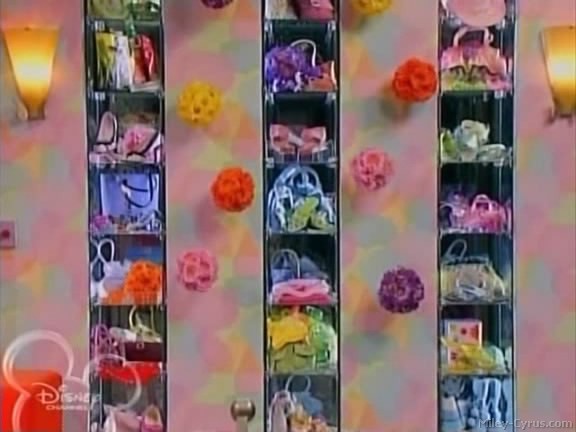 miley-cyrus_dot_com-hannahmontana-ep1caps468 - Hannah Montana episode 01 - Lilly do you want to know a secret