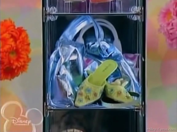 miley-cyrus_dot_com-hannahmontana-ep1caps469 - Hannah Montana episode 01 - Lilly do you want to know a secret