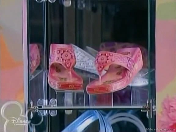 miley-cyrus_dot_com-hannahmontana-ep1caps470 - Hannah Montana episode 01 - Lilly do you want to know a secret