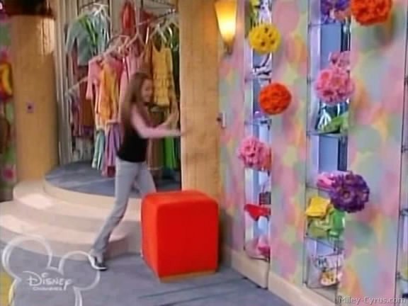 miley-cyrus_dot_com-hannahmontana-ep1caps473 - Hannah Montana episode 01 - Lilly do you want to know a secret