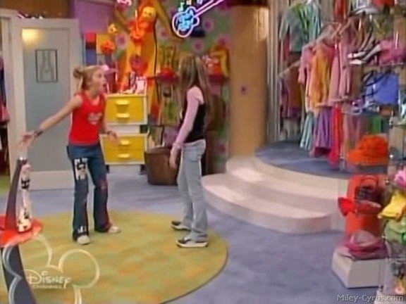 miley-cyrus_dot_com-hannahmontana-ep1caps475 - Hannah Montana episode 01 - Lilly do you want to know a secret