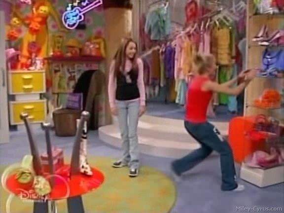 miley-cyrus_dot_com-hannahmontana-ep1caps477 - Hannah Montana episode 01 - Lilly do you want to know a secret