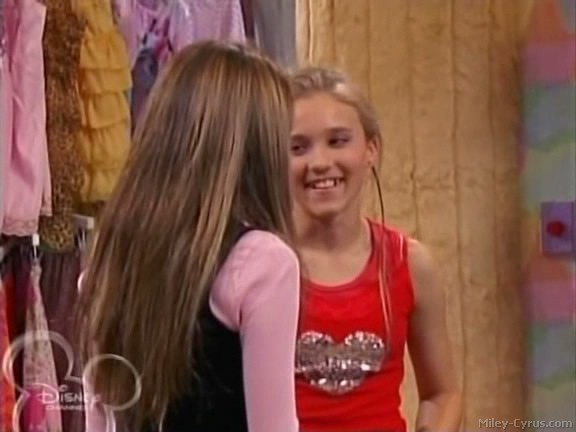 miley-cyrus_dot_com-hannahmontana-ep1caps478 - Hannah Montana episode 01 - Lilly do you want to know a secret