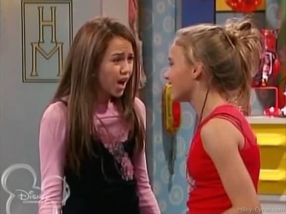 miley-cyrus_dot_com-hannahmontana-ep1caps479 - Hannah Montana episode 01 - Lilly do you want to know a secret