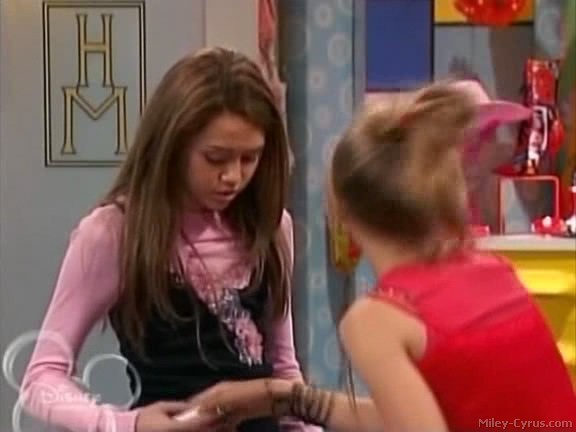 miley-cyrus_dot_com-hannahmontana-ep1caps480 - Hannah Montana episode 01 - Lilly do you want to know a secret