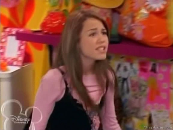 miley-cyrus_dot_com-hannahmontana-ep1caps482 - Hannah Montana episode 01 - Lilly do you want to know a secret