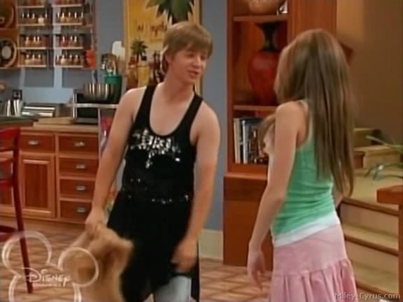 miley-cyrus_dot_com-hannahmontana-ep1caps544 - Hannah Montana episode 01 - Lilly do you want to know a secret