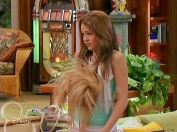 miley-cyrus_dot_com-hannahmontana-ep1caps545 - Hannah Montana episode 01 - Lilly do you want to know a secret