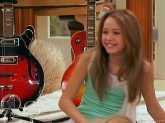 miley-cyrus_dot_com-hannahmontana-ep1caps548 - Hannah Montana episode 01 - Lilly do you want to know a secret