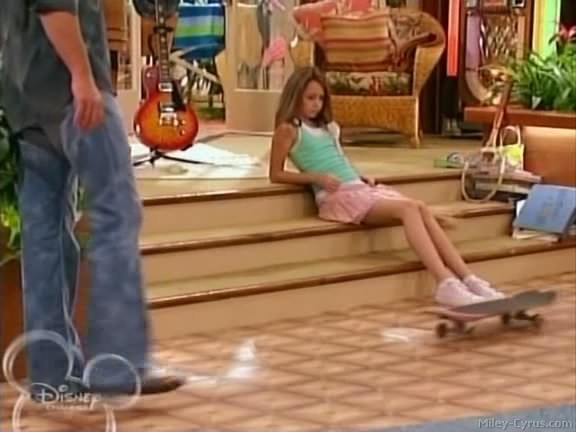 miley-cyrus_dot_com-hannahmontana-ep1caps550 - Hannah Montana episode 01 - Lilly do you want to know a secret