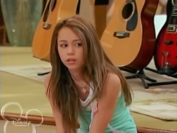 miley-cyrus_dot_com-hannahmontana-ep1caps552 - Hannah Montana episode 01 - Lilly do you want to know a secret