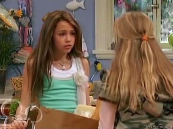 miley-cyrus_dot_com-hannahmontana-ep1caps571 - Hannah Montana episode 01 - Lilly do you want to know a secret