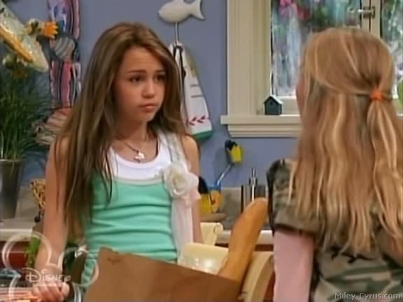miley-cyrus_dot_com-hannahmontana-ep1caps572 - Hannah Montana episode 01 - Lilly do you want to know a secret