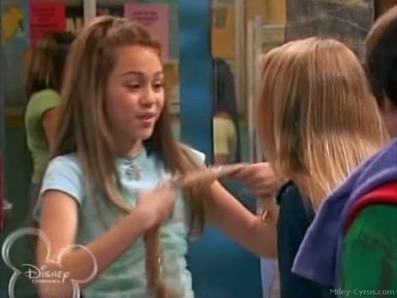 miley-cyrus_dot_com-hannahmontana-ep1caps603 - Hannah Montana episode 01 - Lilly do you want to know a secret