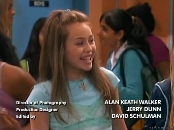 miley-cyrus_dot_com-hannahmontana-ep1caps611 - Hannah Montana episode 01 - Lilly do you want to know a secret