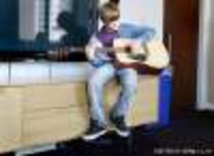 thumb - Justin Bieber cu chitara