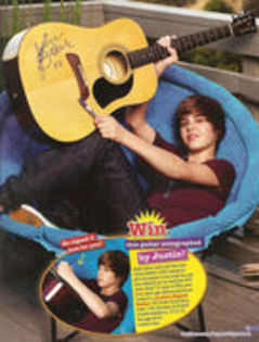 13026067_TULOFRWMW - Justin Bieber cu chitara