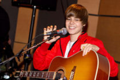 13026283_JGDPRZFPT - Justin Bieber cu chitara