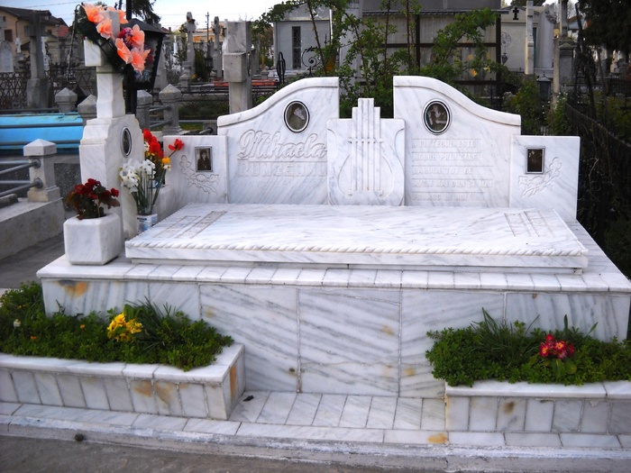 mormintul mihaelei runceanu; cimitirul Dumbrava mormintul Mihaelei Runceanu
