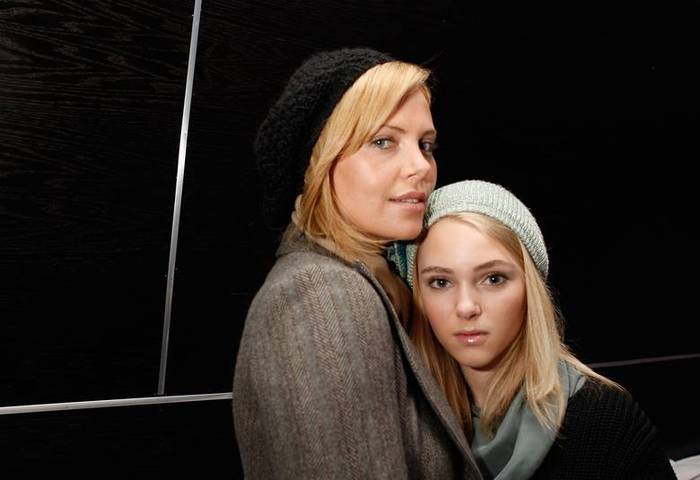 annasophiarobbfan_COM-sleepwalking-charlizetheron-2008jan23-002