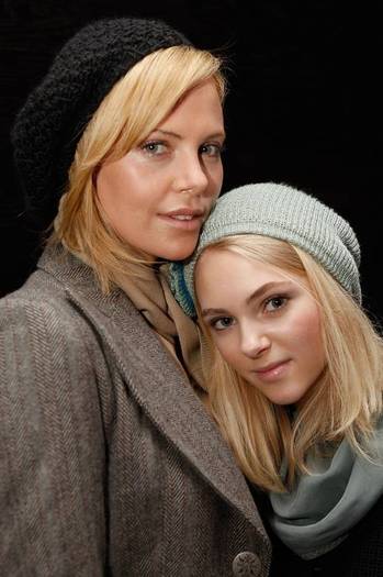 annasophiarobbfan_COM-sleepwalking-charlizetheron-2008jan23-005