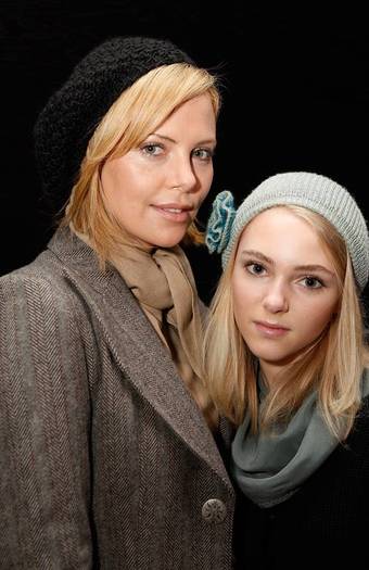 annasophiarobbfan_COM-sleepwalking-charlizetheron-2008jan23-007